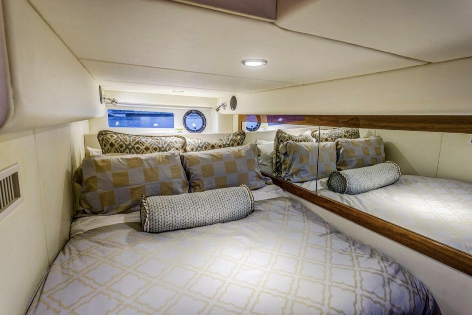 2016 Riviera 5000 Sport Yacht
