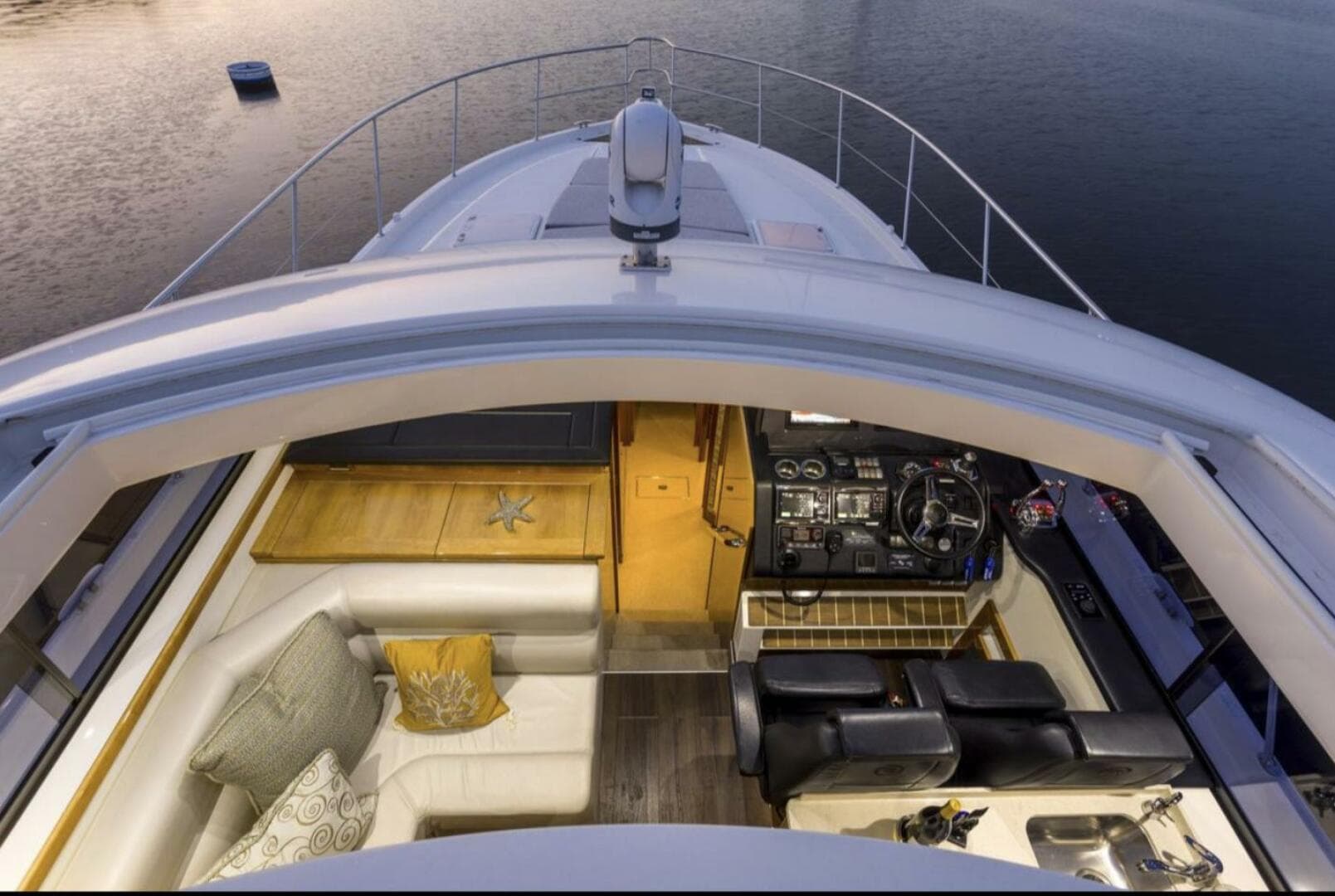 2016 Riviera 5000 Sport Yacht