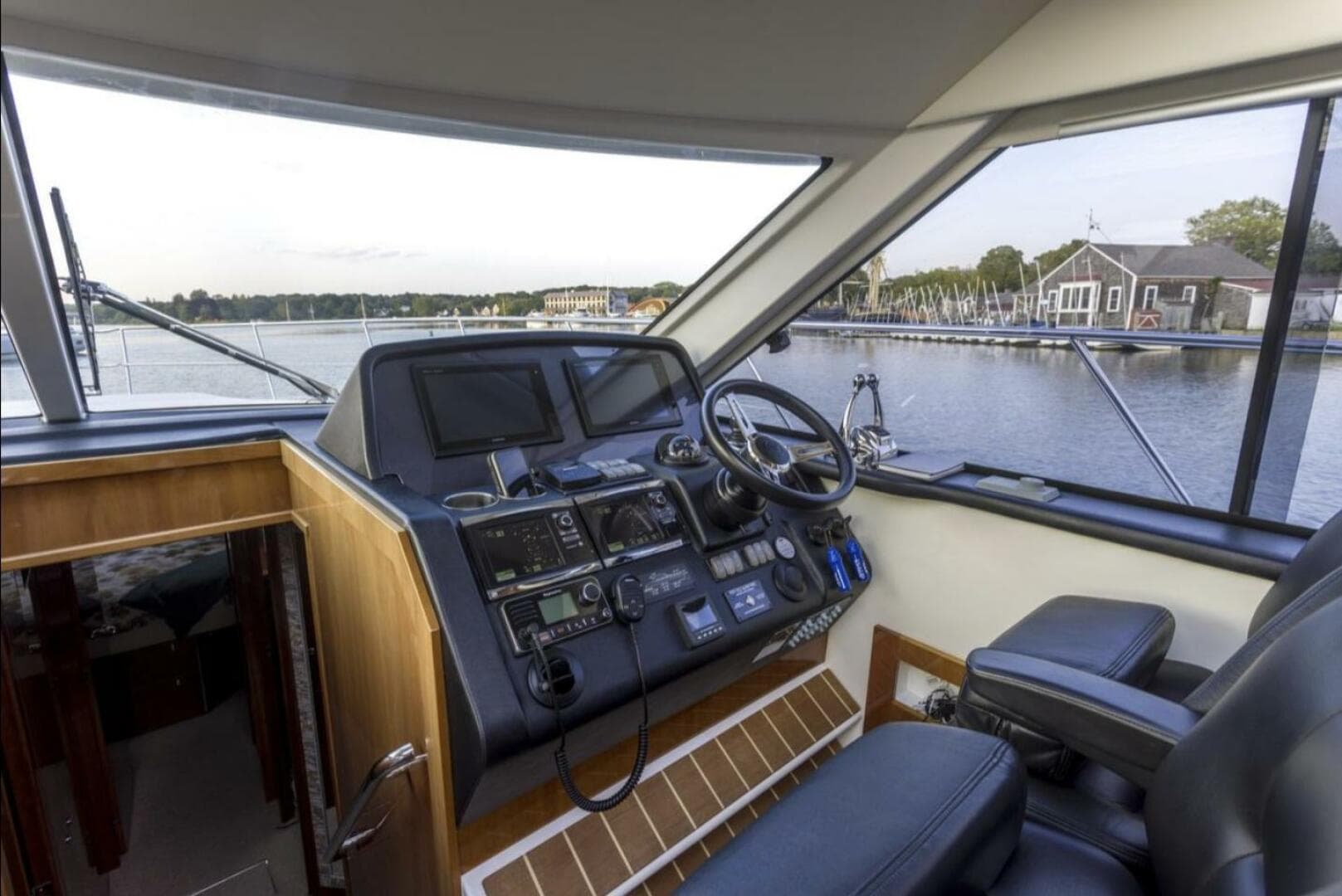 2016 Riviera 5000 Sport Yacht