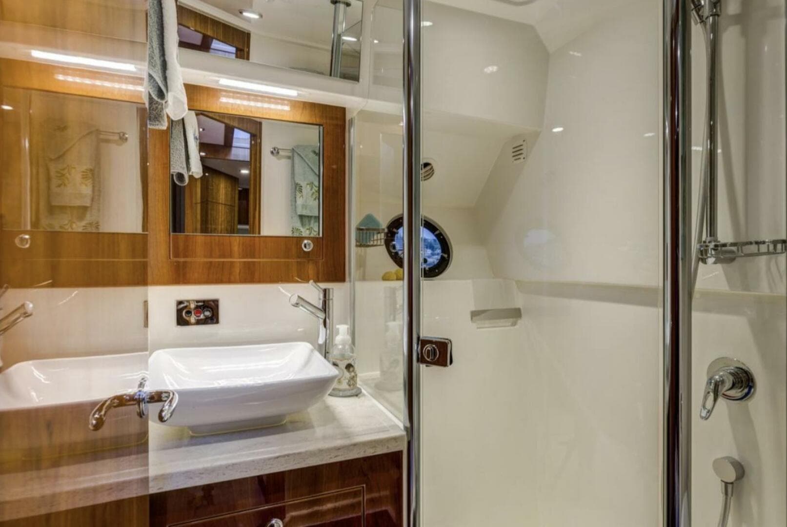 2016 Riviera 5000 Sport Yacht