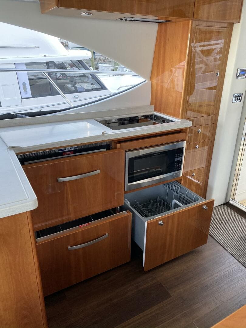 2016 Riviera 5000 Sport Yacht