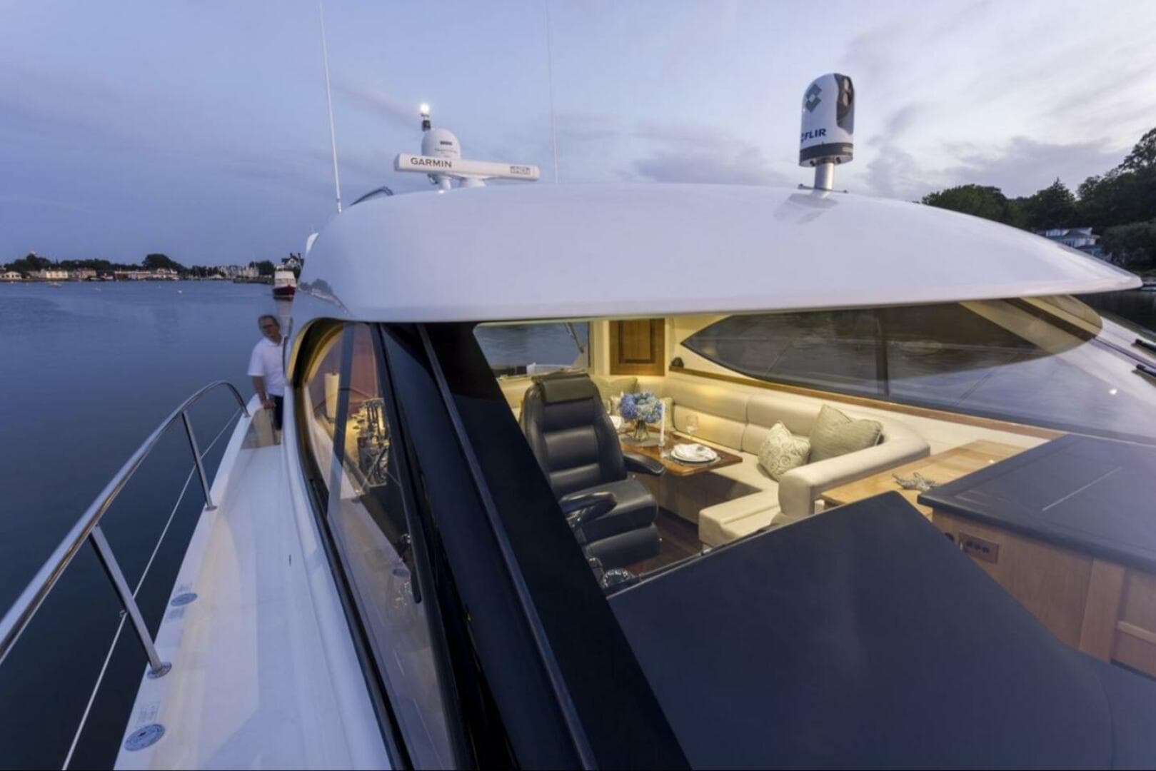 2016 Riviera 5000 Sport Yacht