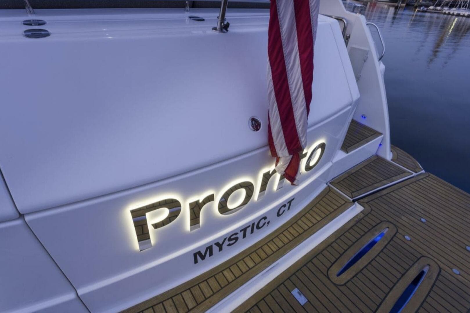 2016 Riviera 5000 Sport Yacht
