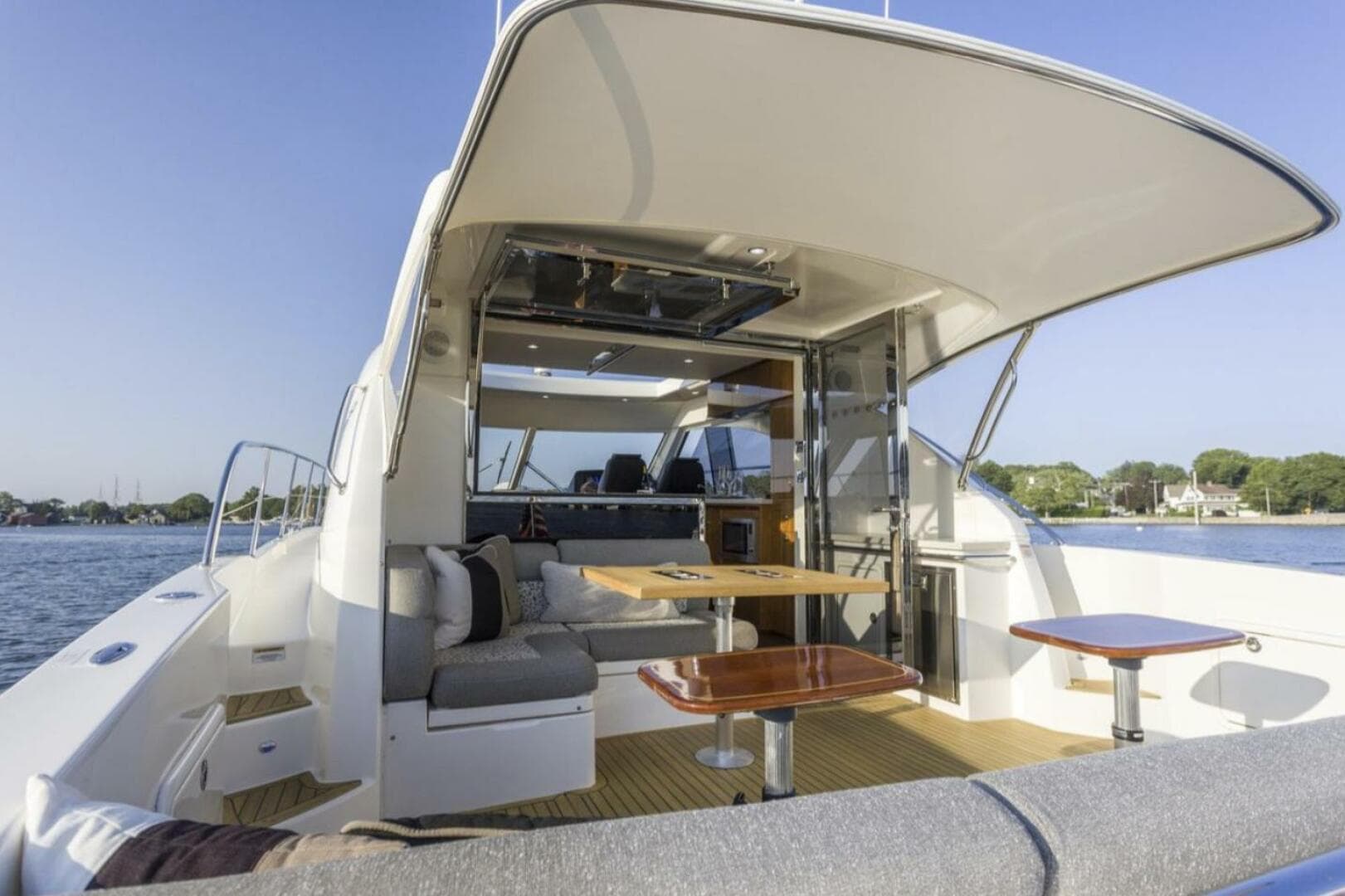 2016 Riviera 5000 Sport Yacht