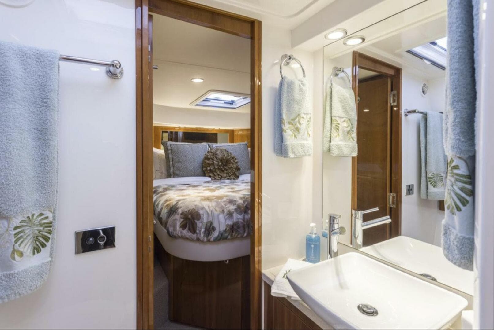 2016 Riviera 5000 Sport Yacht