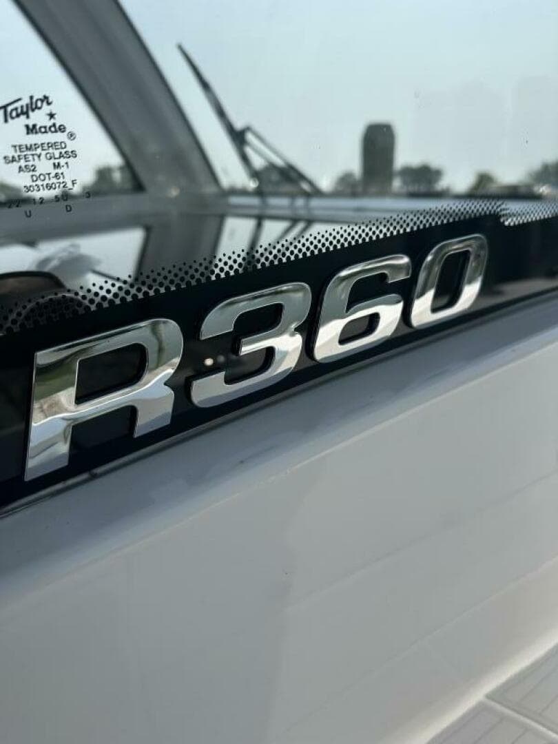 2023 Robalo R360