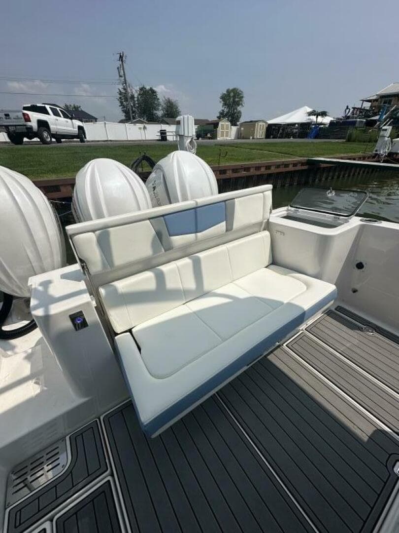 2023 Robalo R360