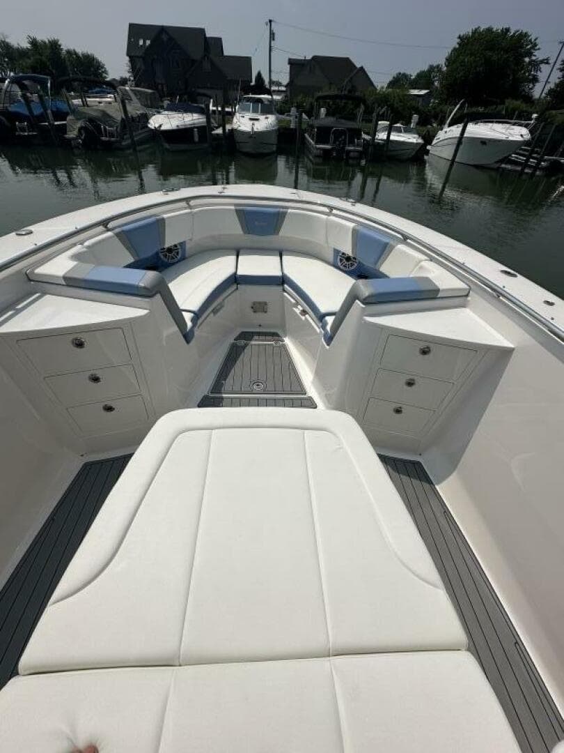 2023 Robalo R360