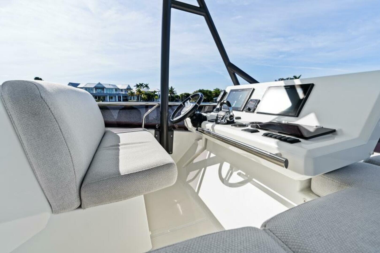 2020 52 Prestige Flybridge - Vacay - Flybridge Helm