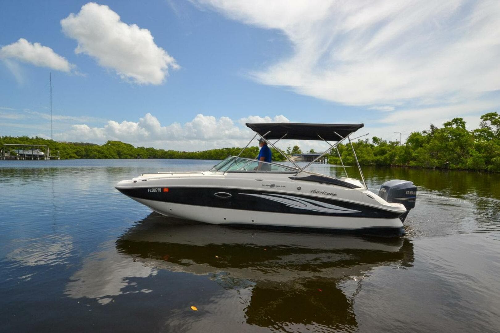 2011 Hurricane 2400 Sundeck
