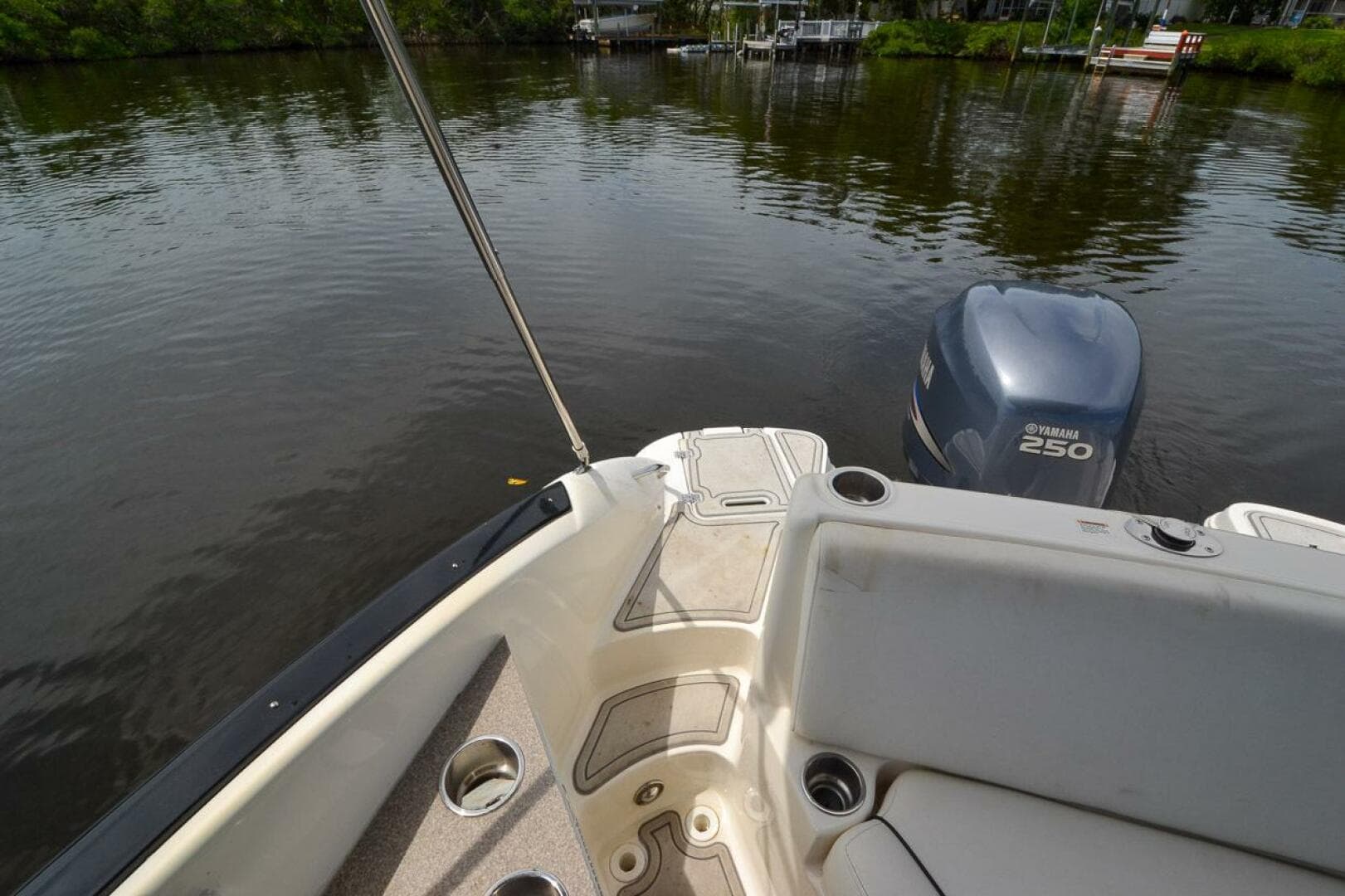 2011 Hurricane 2400 Sundeck