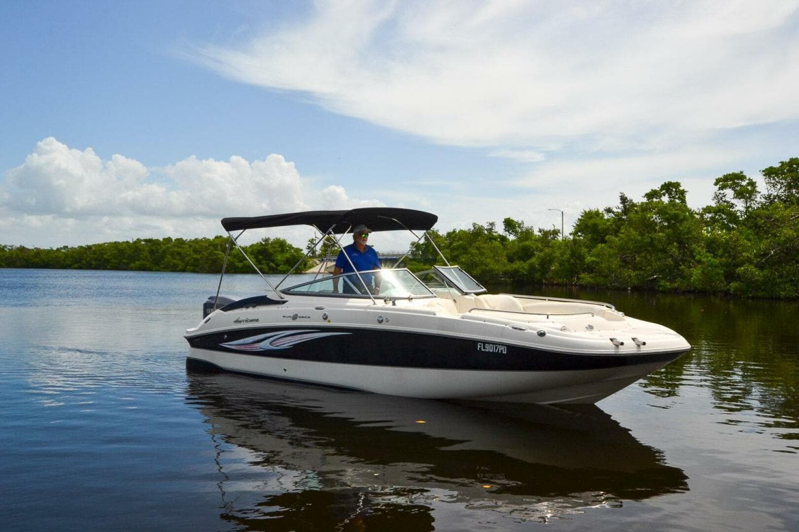 2011 Hurricane 2400 Sundeck