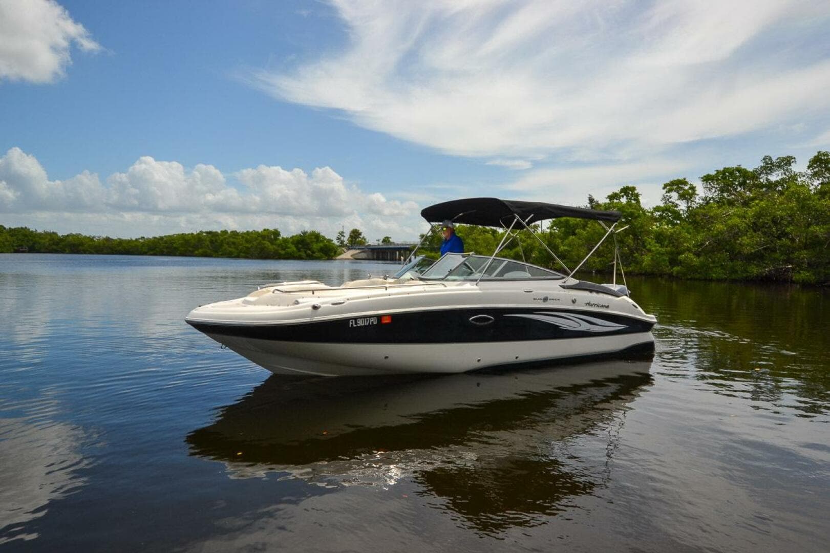 2011 Hurricane 2400 Sundeck
