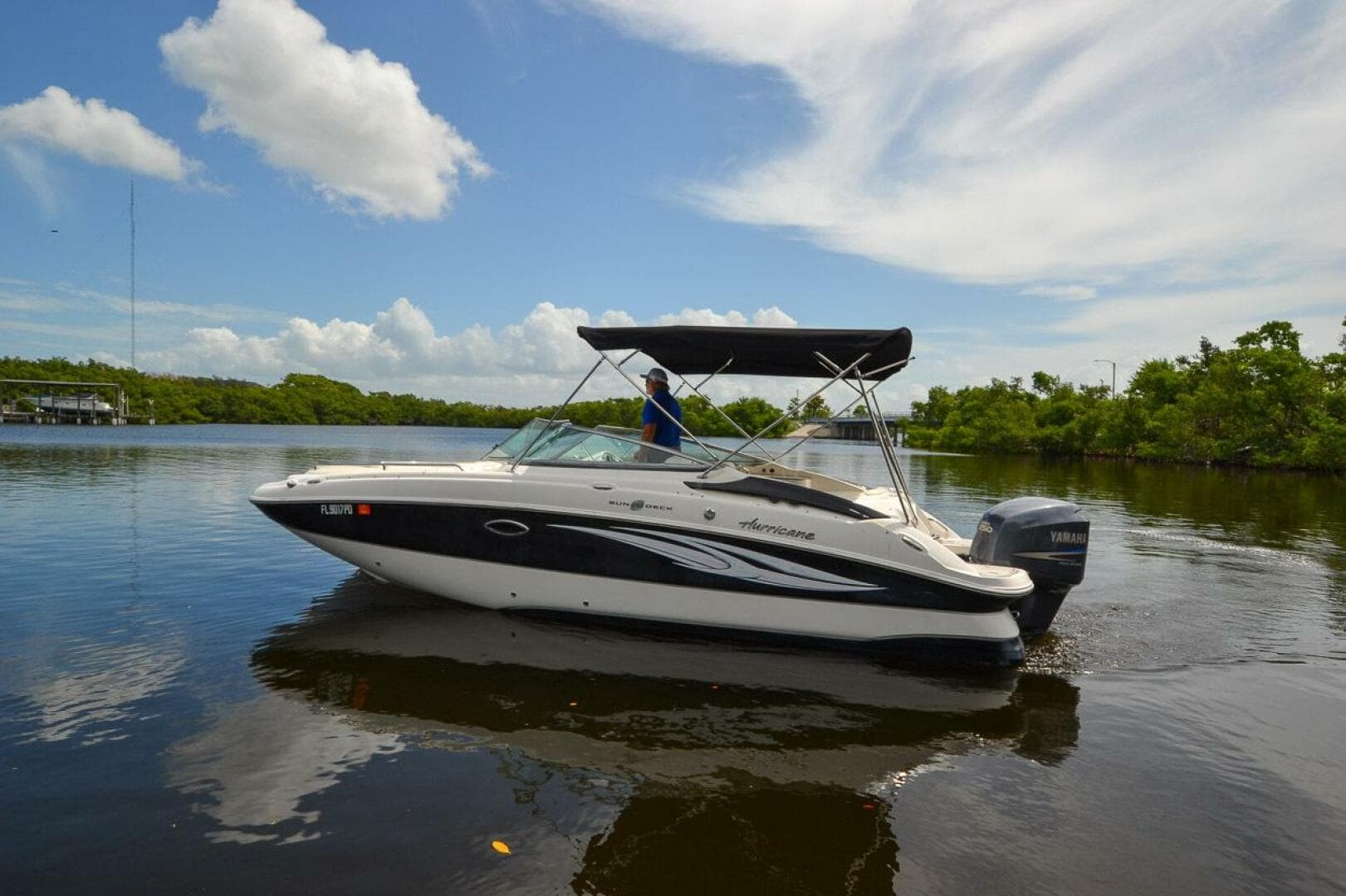 2011 Hurricane 2400 Sundeck