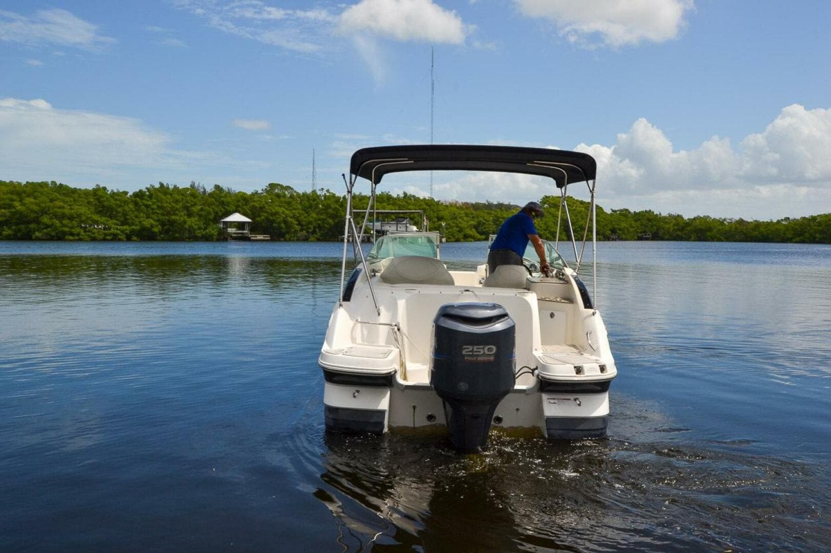 2011 Hurricane 2400 Sundeck