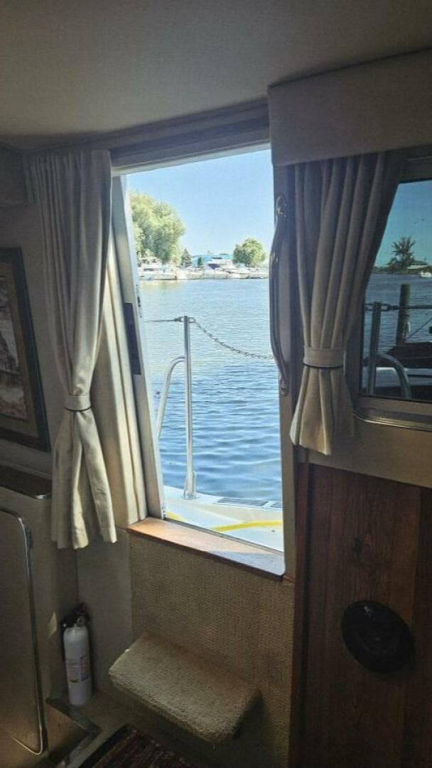 1986 Chris-Craft 381 Catalina