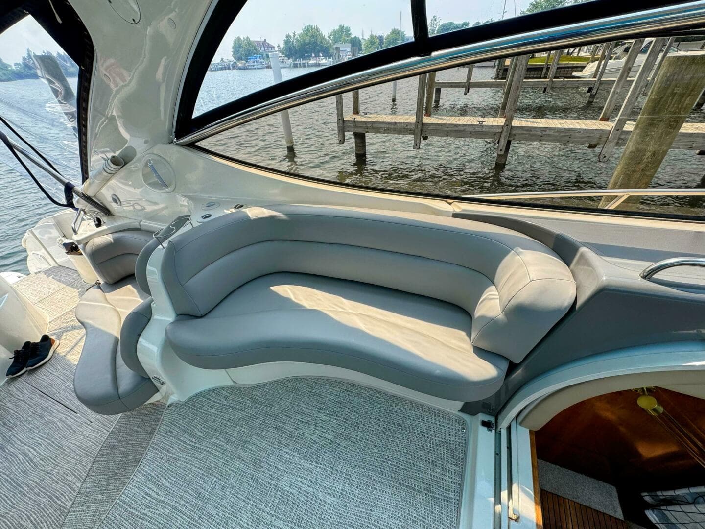 2005 Cruisers Yachts 540 Express