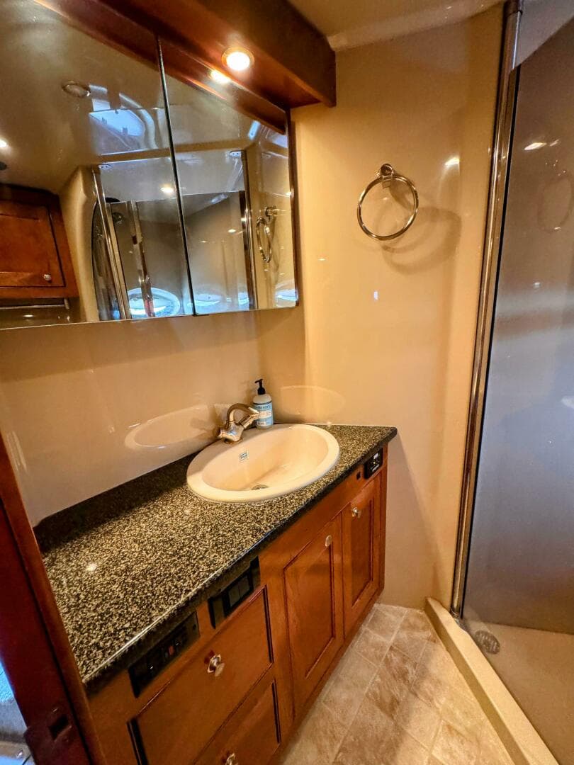 2005 Cruisers Yachts 540 Express