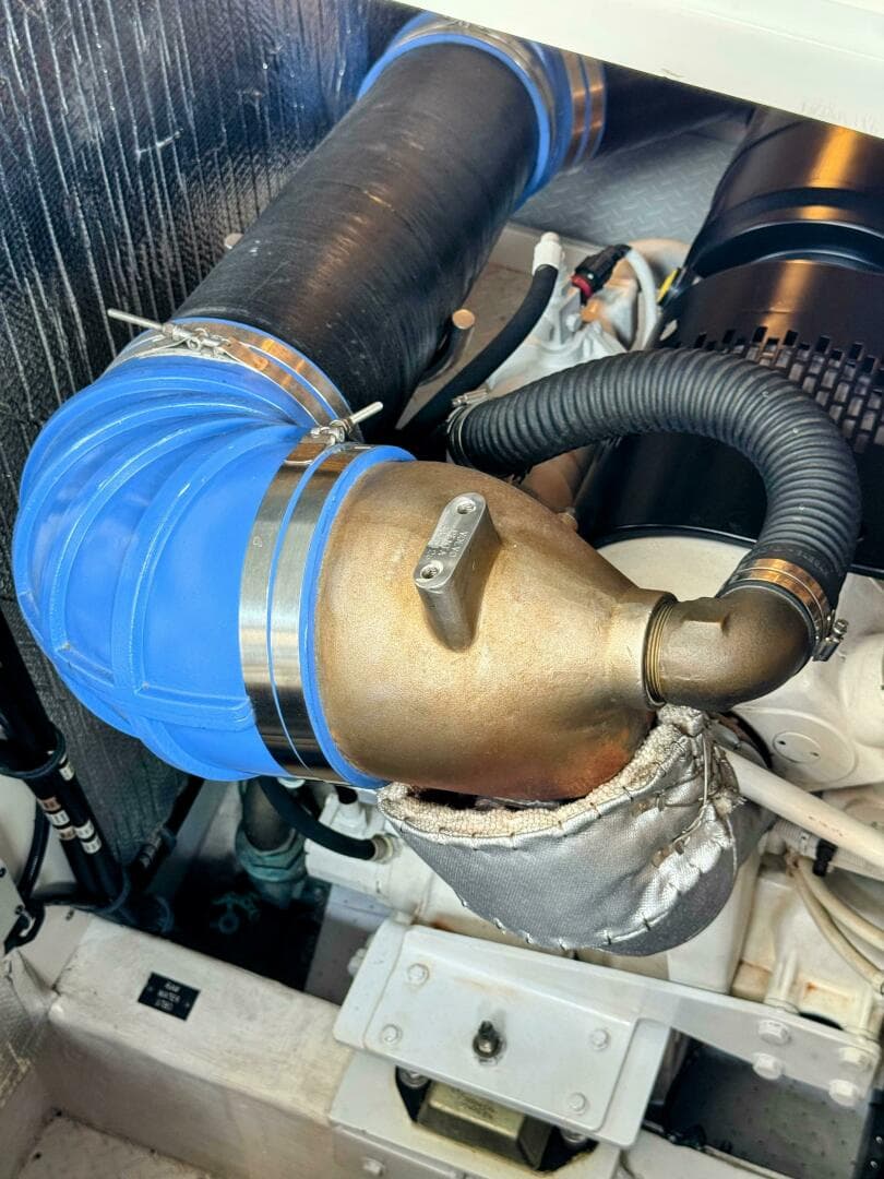 2005 Cruisers Yachts 540 Express