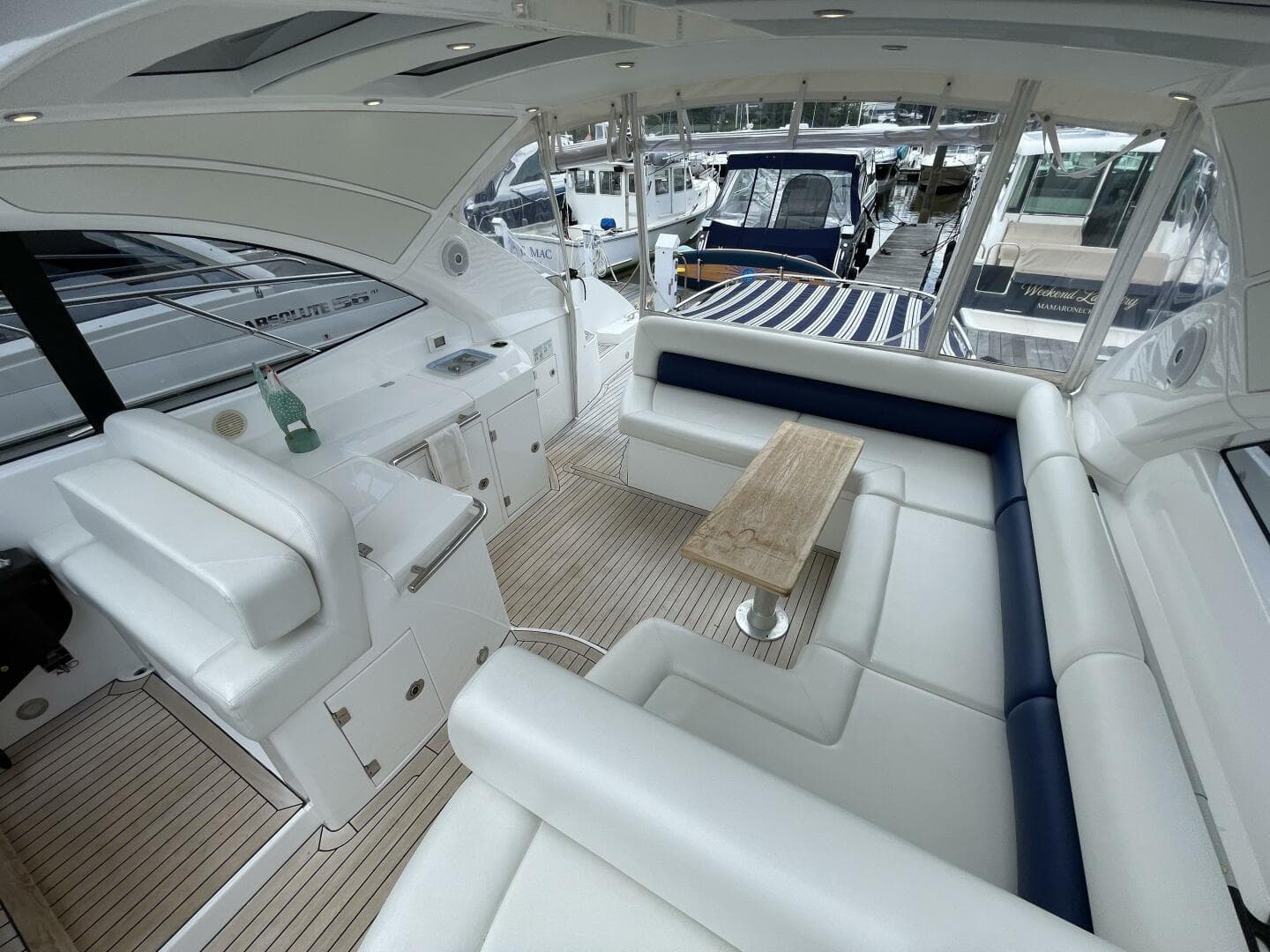 2015 Sunseeker San Remo SONYA Cockpit salon table