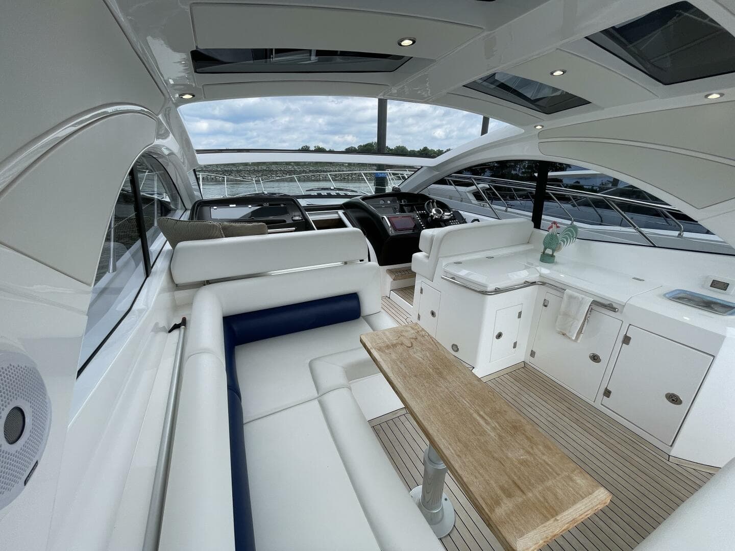 2015 Sunseeker San Remo SONYA outdoor seating area