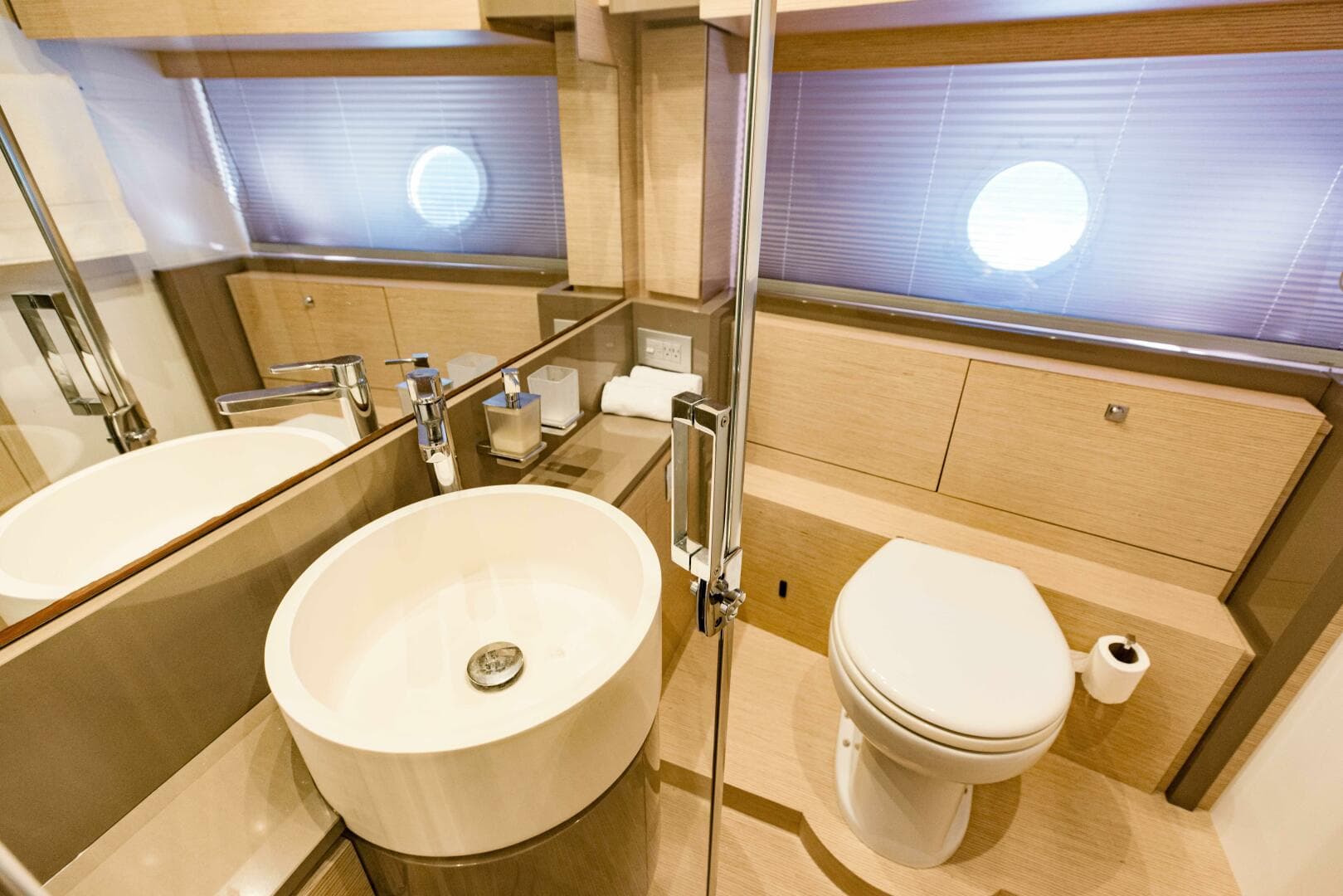 2017 Ferretti Yachts 750