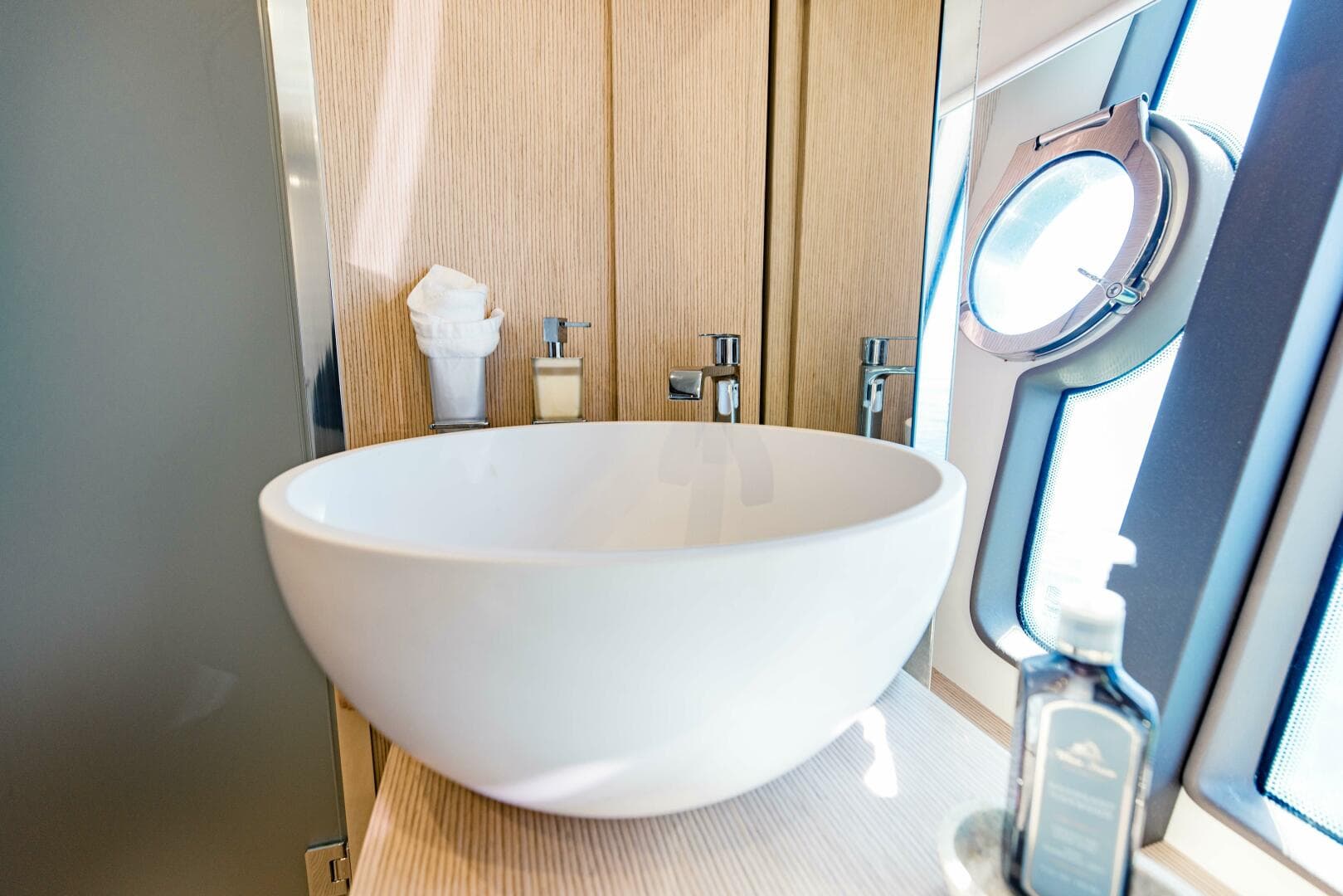 2017 Ferretti Yachts 750