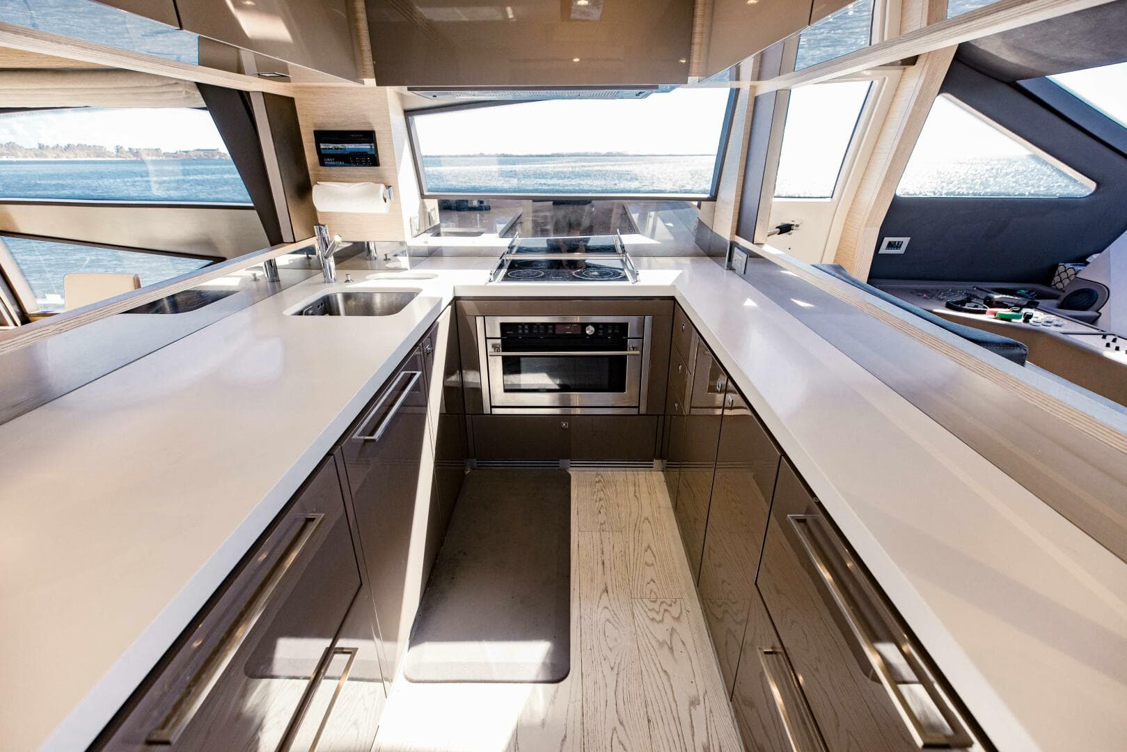 2017 Ferretti Yachts 750