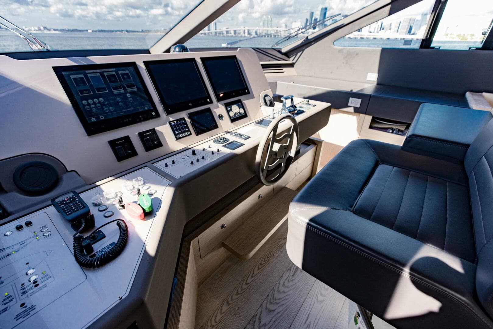 2017 Ferretti Yachts 750