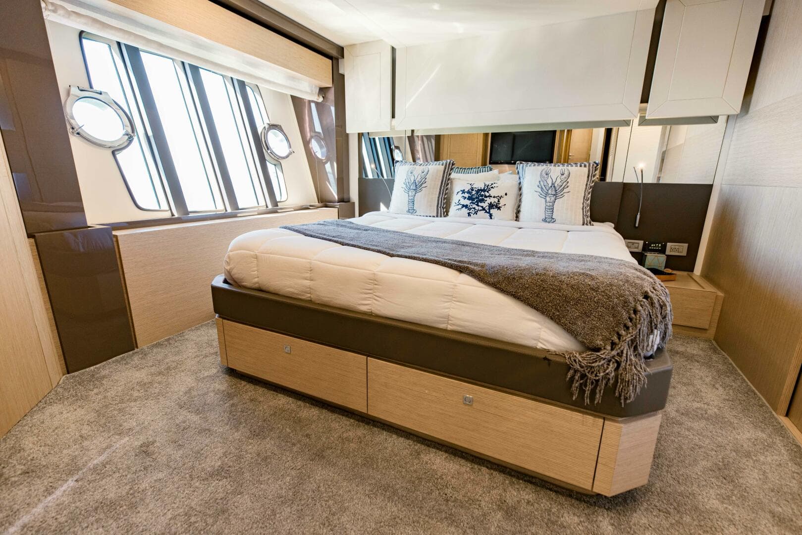 2017 Ferretti Yachts 750