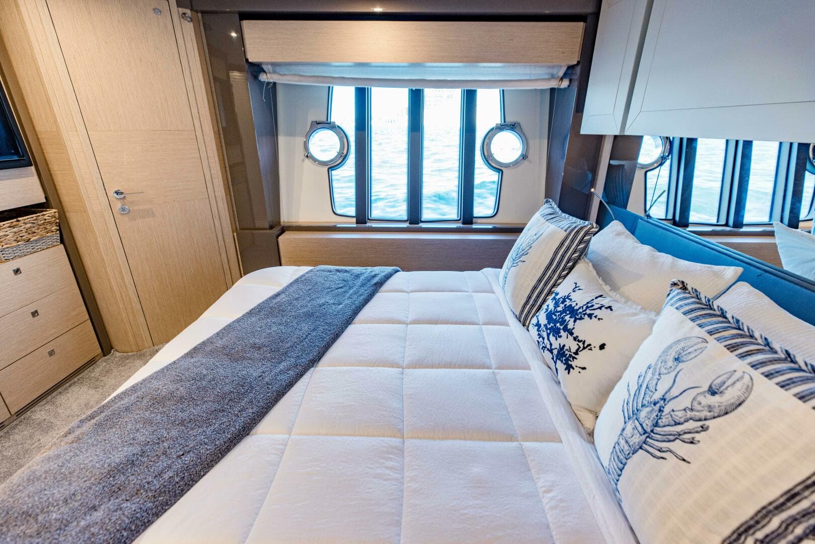 2017 Ferretti Yachts 750