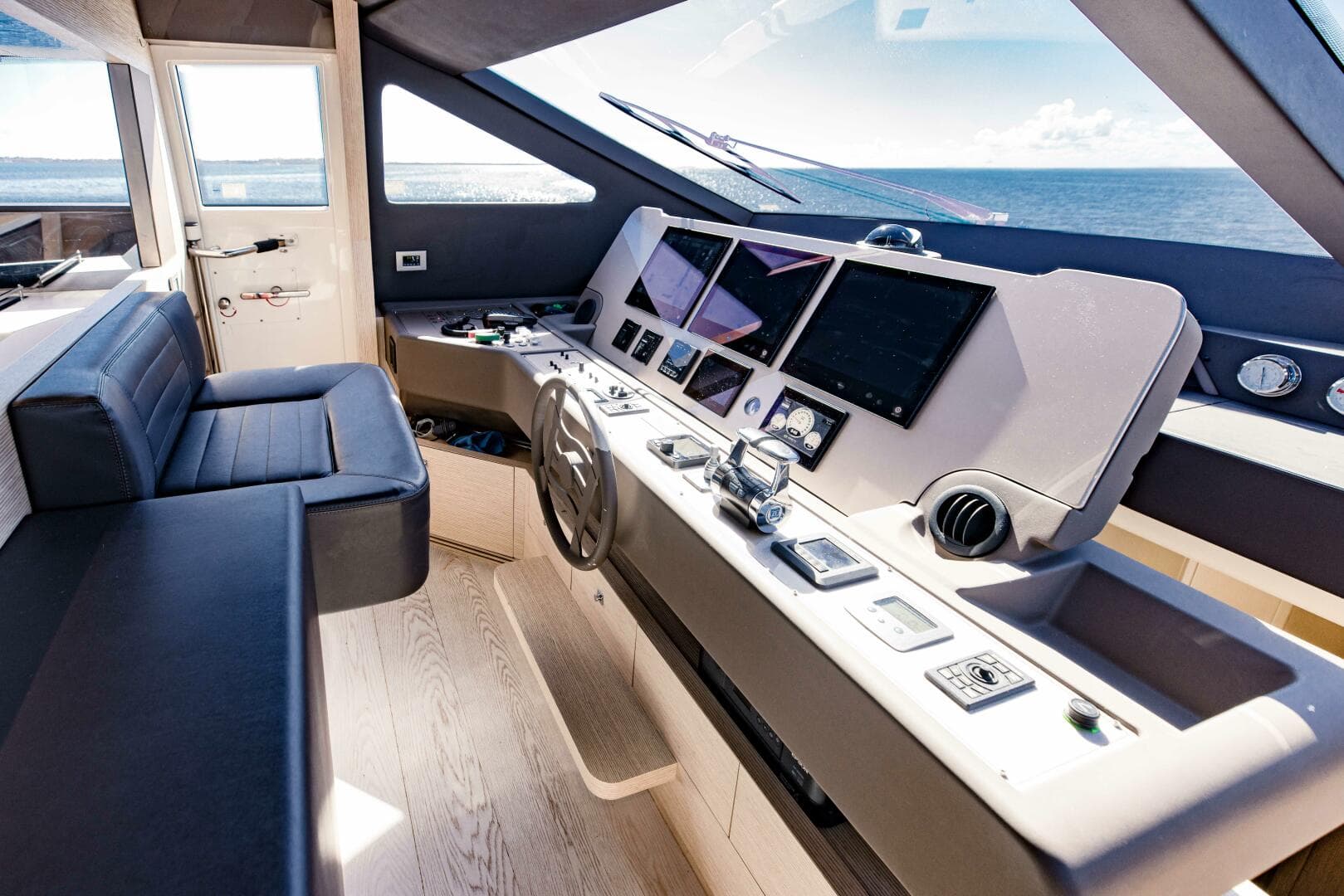 2017 Ferretti Yachts 750