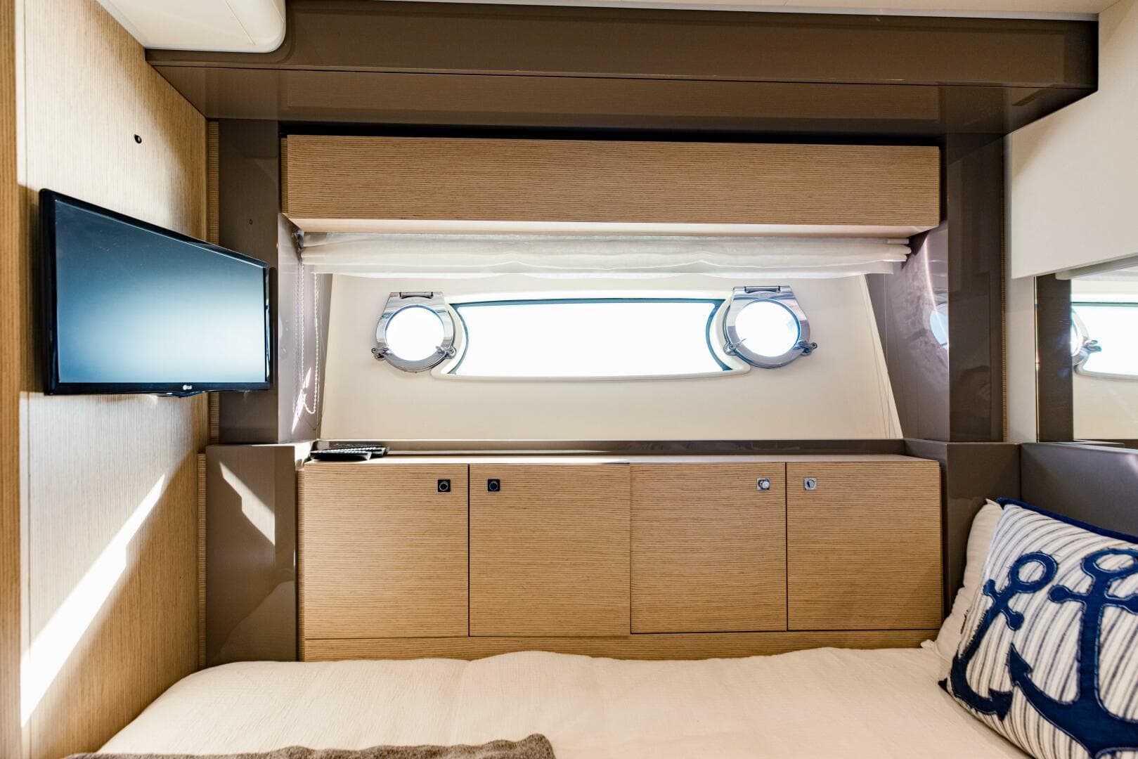 2017 Ferretti Yachts 750