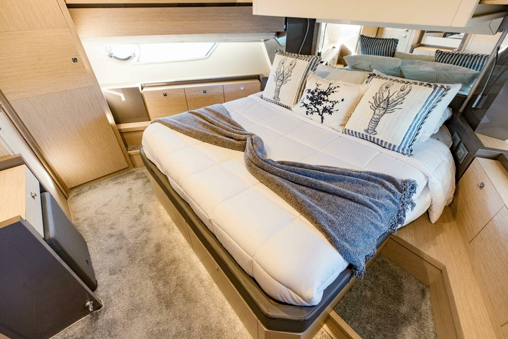 2017 Ferretti Yachts 750