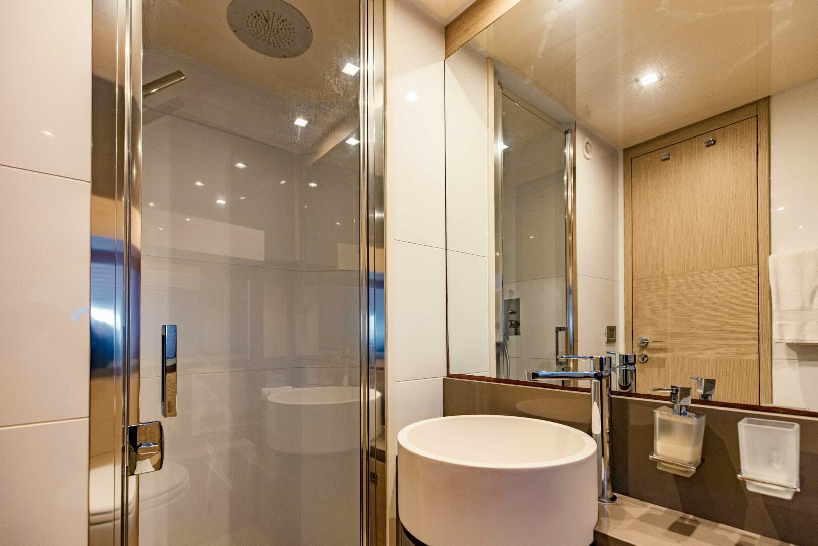 2017 Ferretti Yachts 750