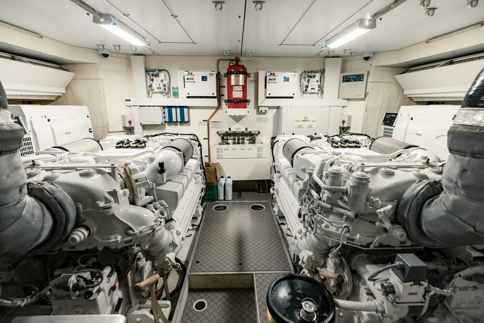 2017 Ferretti Yachts 750