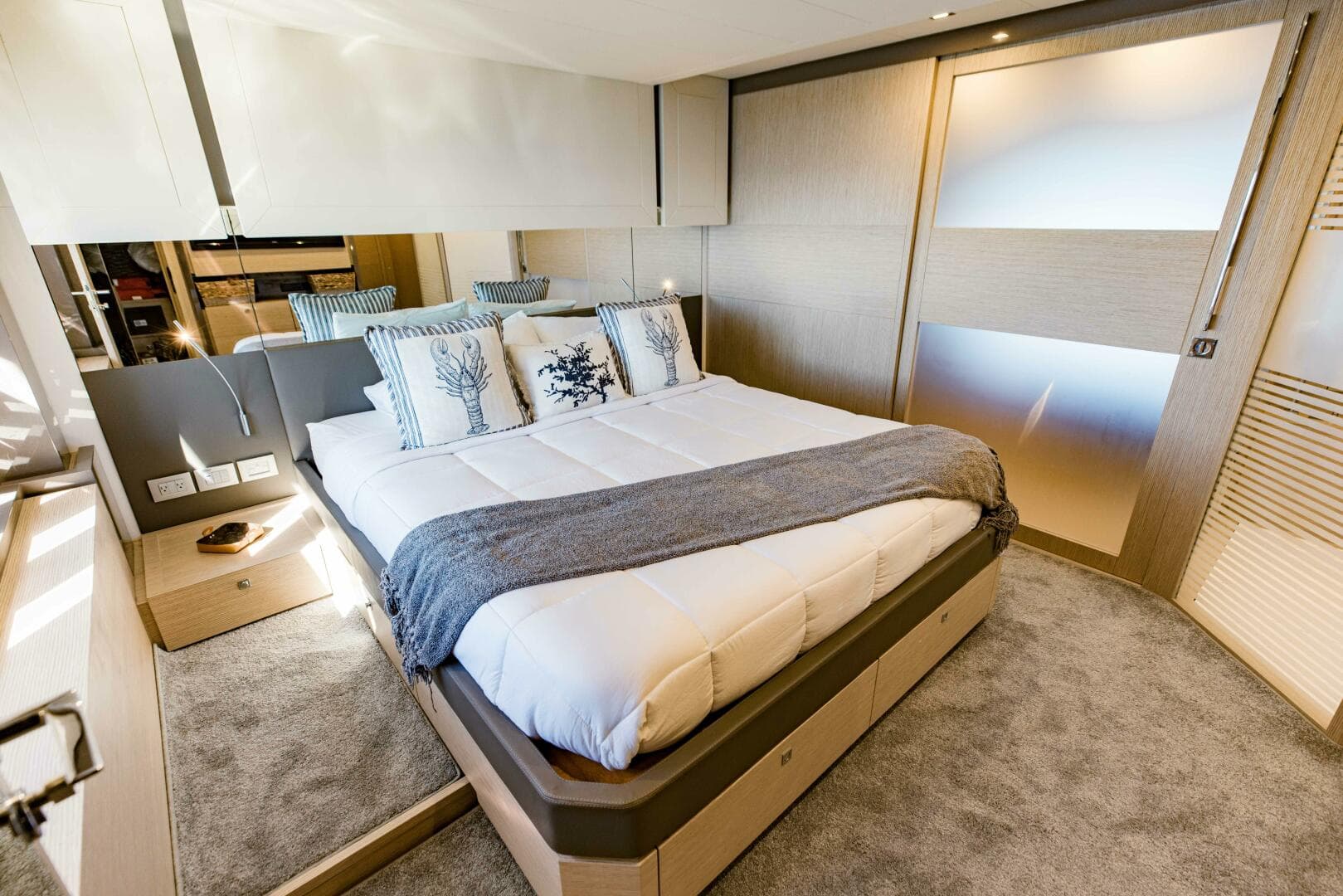 2017 Ferretti Yachts 750