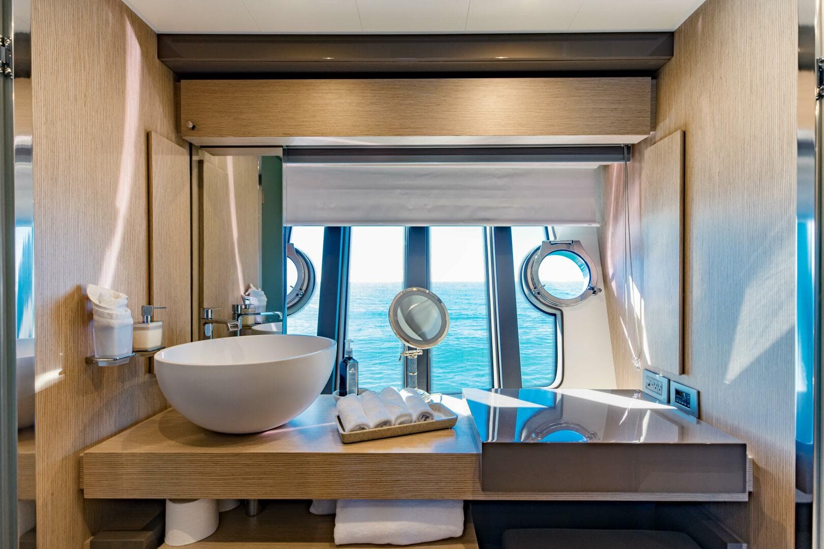 2017 Ferretti Yachts 750