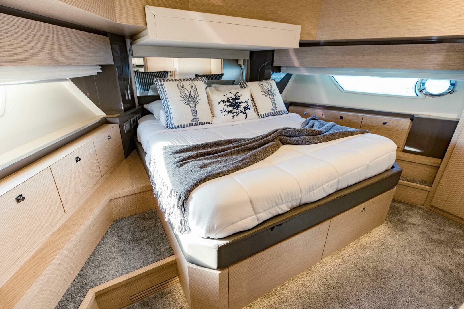 2017 Ferretti Yachts 750