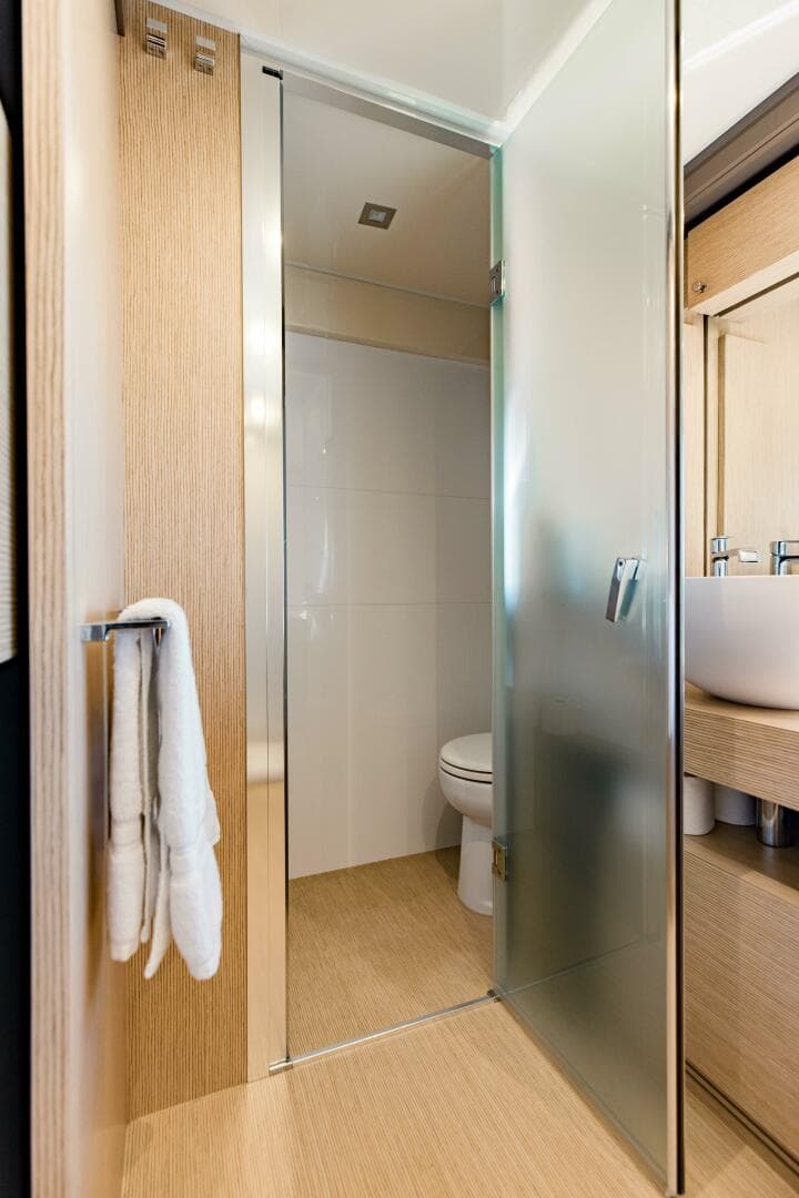 2017 Ferretti Yachts 750