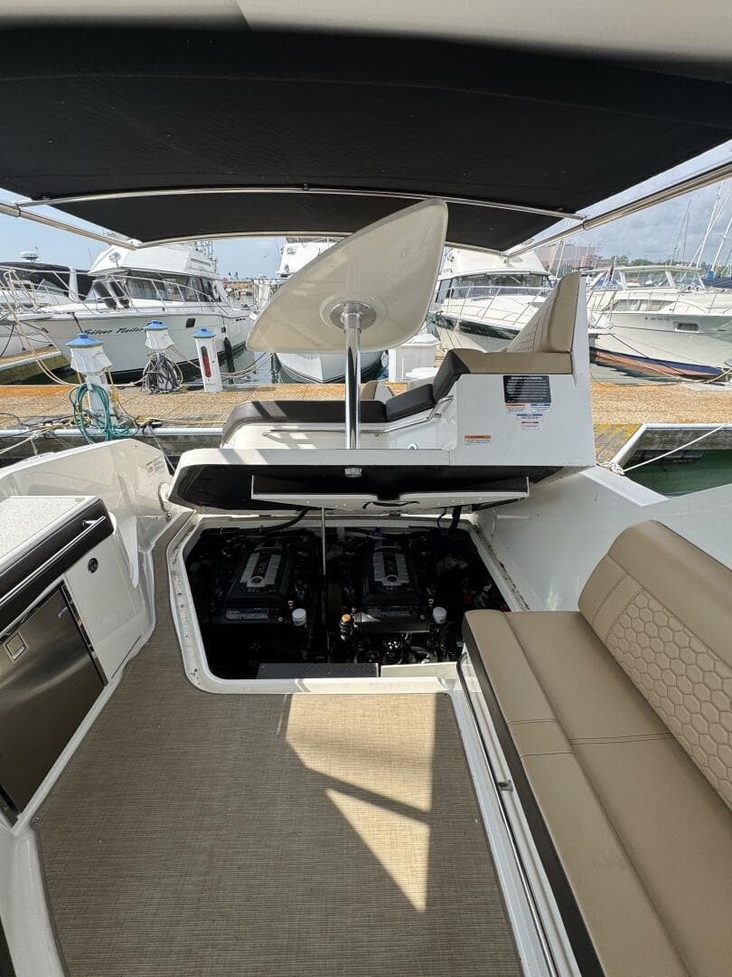 2019 Sea Ray 320 Sundancer