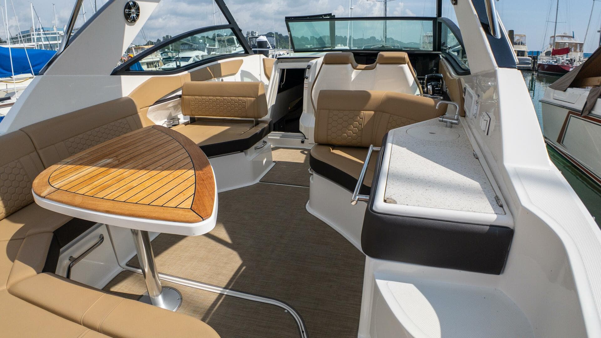 2019 Sea Ray 320 Sundancer