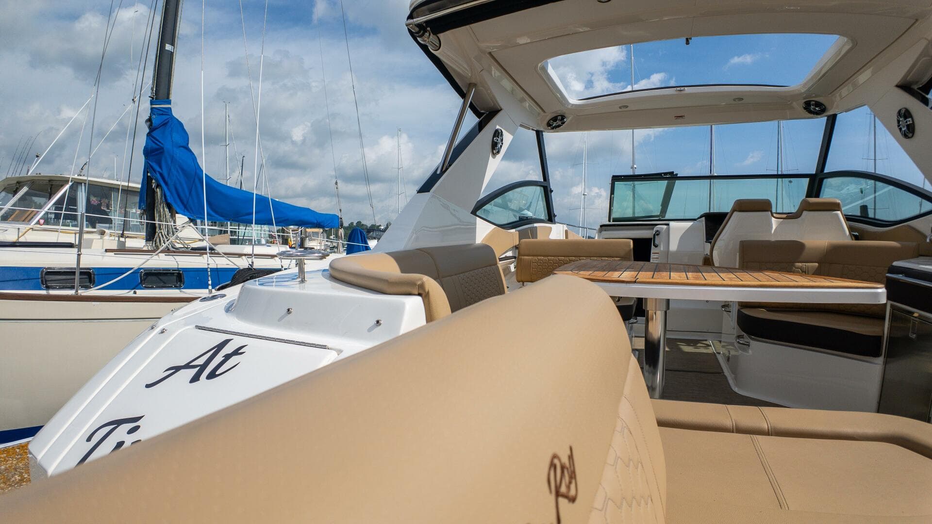 2019 Sea Ray 320 Sundancer