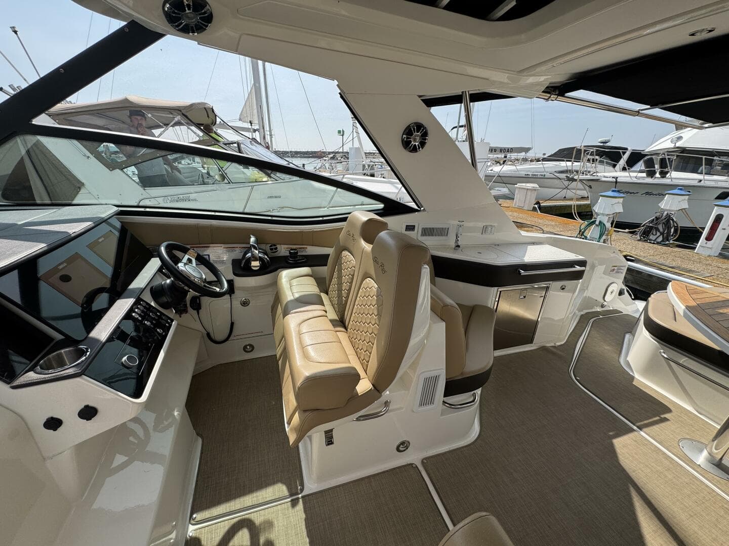 2019 Sea Ray 320 Sundancer