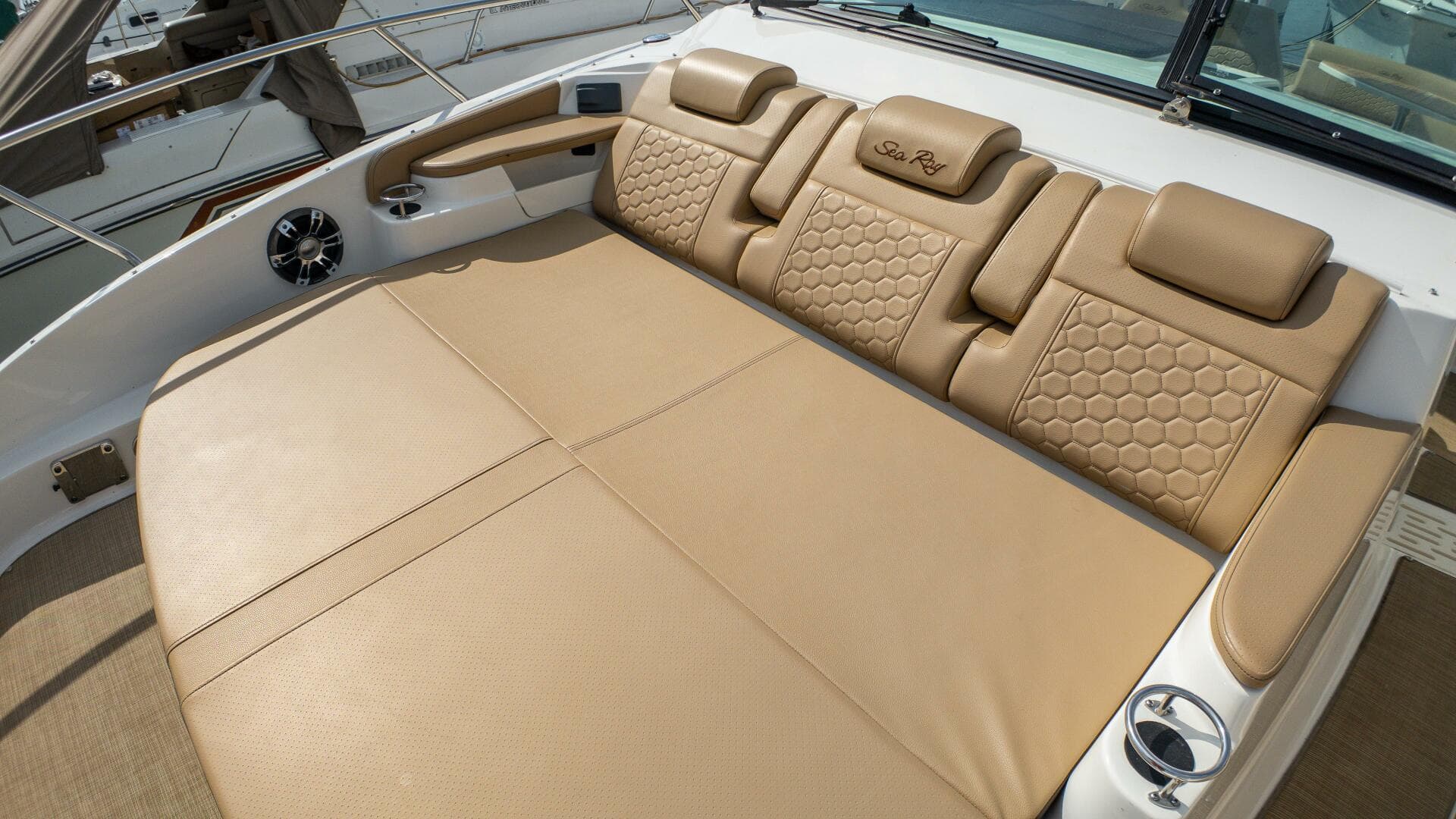 2019 Sea Ray 320 Sundancer