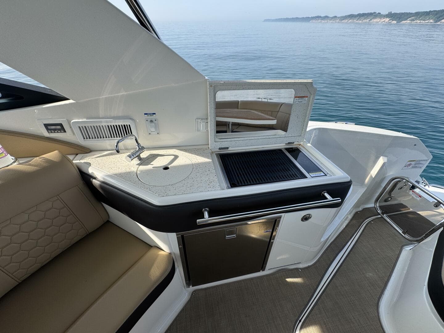 2019 Sea Ray 320 Sundancer