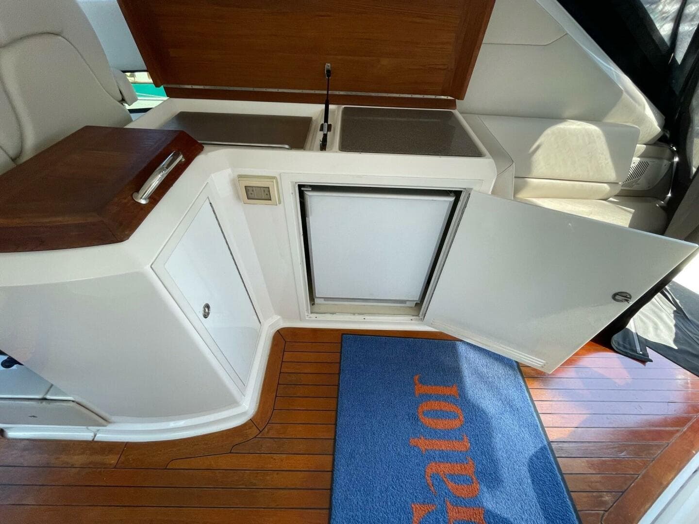 Regal 52 Sport Coupe - Helm Deck