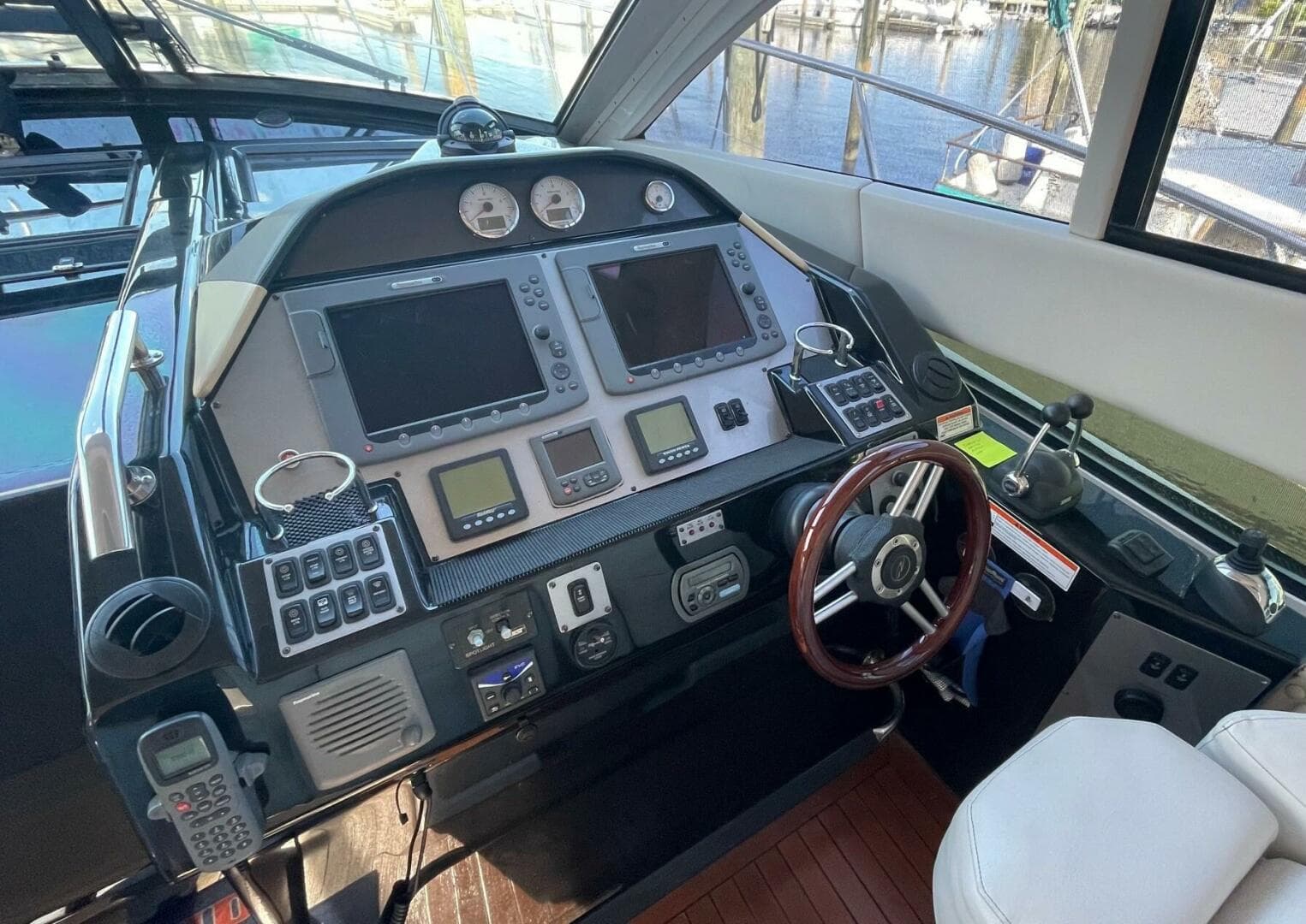 Regal 52 Sport Coupe - Helm