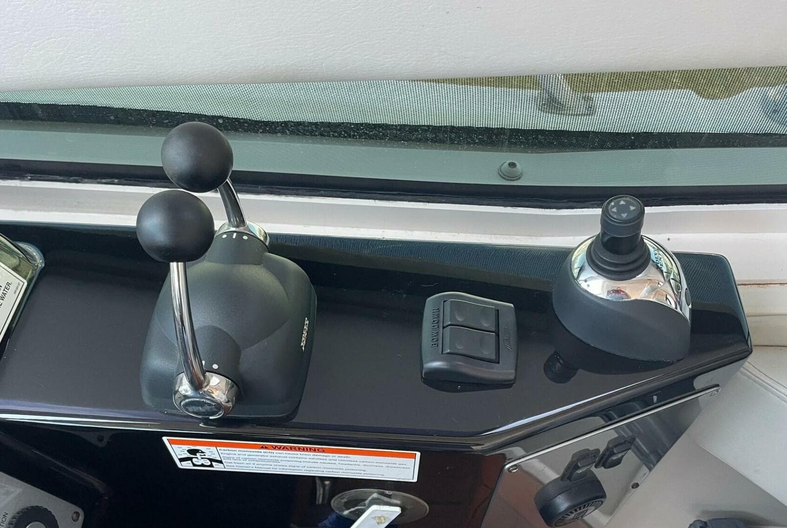 Regal 52 Sport Coupe - Helm