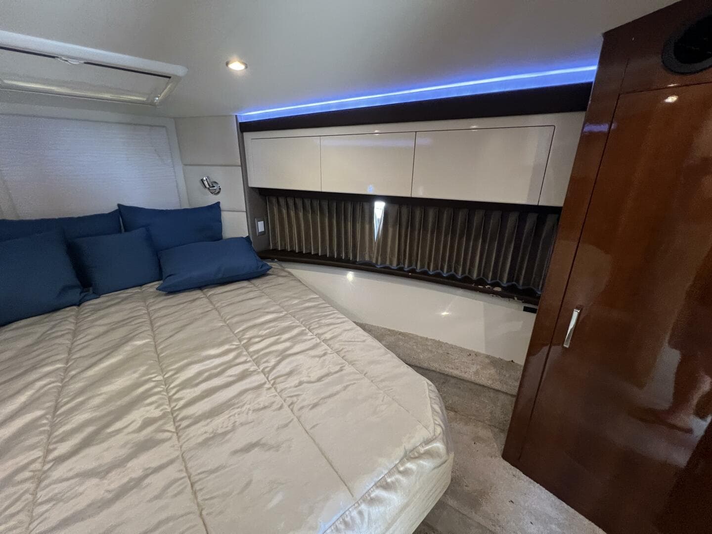 2016 Carver C34 V-Berth Starboard Side